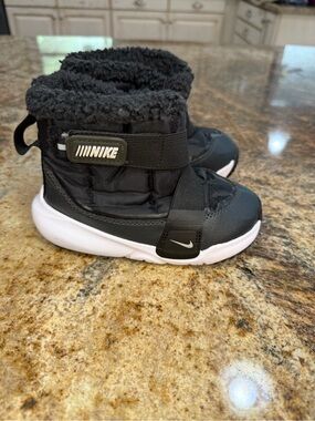 Nike Toddler Winter Bootie Black/White Hook & Loop Faux Fur US 9C